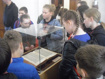 Šiestaci spoznávali históriu vo Vlastivednom múzeu v Hanušovciach